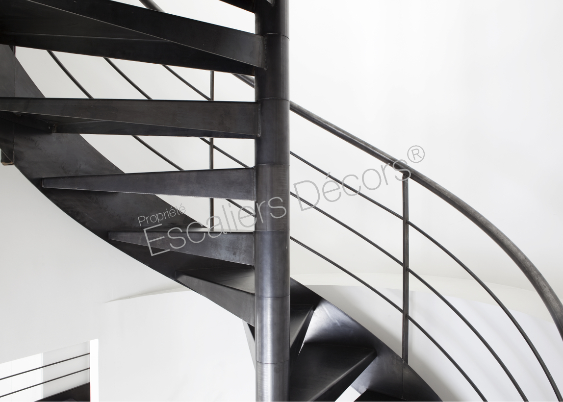 Photo SH25 - Delta Loft colimaçon contemporain avec limon. Escalier métallique hélicoïdal au design épuré et moderne pour une décoration industrielle.